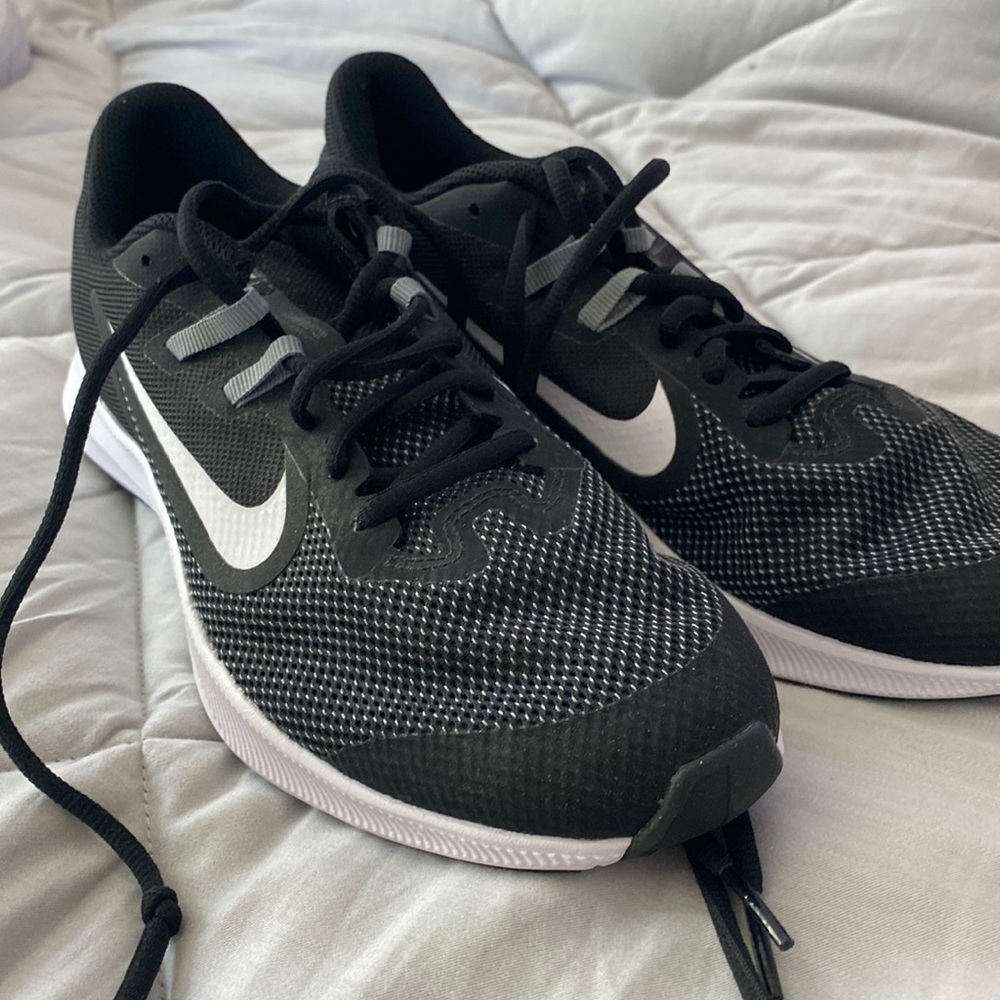 woman’s size 7 nike sneakers never worn!